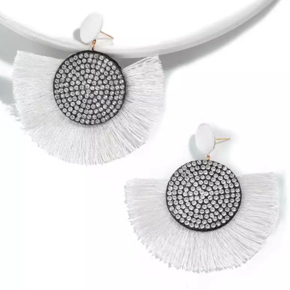 🔴5/$15⚠️𝗖𝗟𝗘𝗔𝗥𝗔𝗡𝗖𝗘⚠️White Earrings NEW - Picture 3 of 10